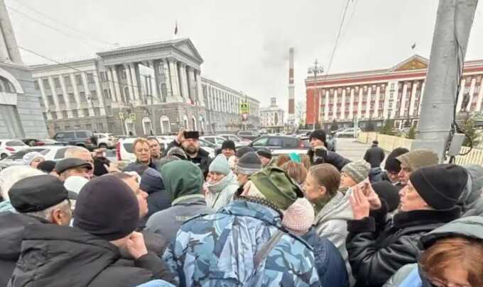 Курские беженцы во второй раз за неделю провели стихийный митинг у здания правительства